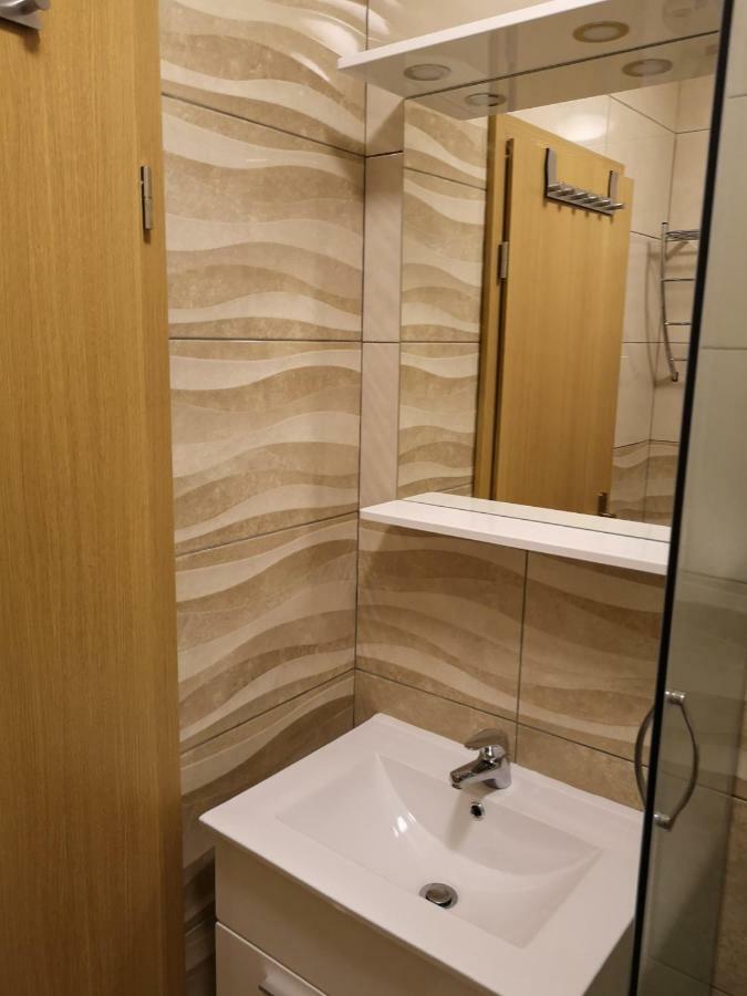 Tomek Apartment Вир Экстерьер фото
