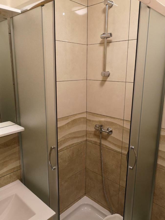 Tomek Apartment Вир Экстерьер фото
